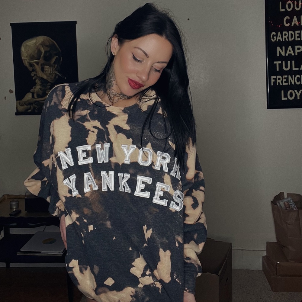 XL New York Yankees sweatshirt. Bleach dyed. NYY. Excellent condition! Cute! - Picture 3 of 8